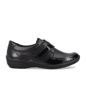 

     Artikel R7600 in kleur 04-Black-Schwarz is een prachtige zwarte instapper, voor dames, van het merk Remonte. De zool is van rubber. De voering is textiel. De voetwijdte is H. Deze instapper is voorzien van een uitneembaar voetbed.
    <BR>Remonte maakt een zeer uitgebreide collectie comfortabel schoeisel. De veterschoenen, instappers, pumps en laarzen zijn praktisch allemaal voorzien van een uitneembaar voetbed. Remonte maakt al ruim 100 jaar hoogwaardig handgemaakt schoeisel. Door gebruik te maken van soepele materialen en buigzame zolen creeert Remonte een uitstekend loopcomfort. Remonte heeft een optimale prijs/kwaliteit verhouding.
    
    