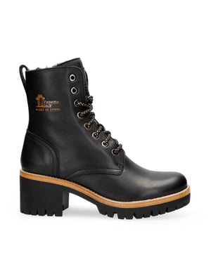 
<h3>Panama Jack Padma Dames Enkellaars - Stijlvolle Warmte en Comfort</h3><p>Verhoog je mode en comfort met de Panama Jack Padma enkellaars, speciaal ontworpen voor dames die luxe en functionaliteit waarderen. Gemaakt van hoogwaardig leer in de elegante kleur B1 negro, biedt deze enkellaars zowel een verfijnde uitstraling als uitstekende warmte en ondersteuning.</p><h4><strong>Waarom Kiezen Voor Panama Jack?</strong></h4><p><strong>1. Premium Leer:</strong> De Padma enkellaars is vervaardigd uit eersteklas leer, dat niet alleen zorgt voor een luxe uitstraling, maar ook voor langdurige duurzaamheid en comfort. Het leer past zich aan de vorm van je voet aan en behoudt zijn kwaliteit na verloop van tijd.</p><p><strong>2. Warme Wollen Voering:</strong> De enkellaars is voorzien van een zachte wollen voering die je voeten warm houdt, zelfs tijdens de koudste dagen. Deze voering biedt extra comfort en helpt om de temperatuur in de schoen te reguleren.</p><p><strong>3. Verwisselbaar Voetbed:</strong> Het verwisselbare voetbed biedt de mogelijkheid om je eigen steunzolen te gebruiken, waardoor je de pasvorm kunt aanpassen aan je persoonlijke behoeften en extra ondersteuning kunt krijgen.</p><p><strong>4. Handige Ritsluiting:</strong> De rits aan de zijkant maakt het aan- en uittrekken van de enkellaars eenvoudig en snel. Dit zorgt voor een comfortabele en gemakkelijke pasvorm.</p><p><strong>5. Tijdloze Zwart Design:</strong> De kleur B1 negro en het klassieke ontwerp maken de Padma enkellaars veelzijdig en geschikt voor verschillende outfits en gelegenheden, van casual tot formeel.</p><h4> </h4>