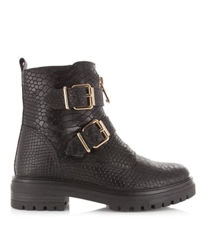 
<p>Zwarte biker boots van het merk PS Poelman voor dames. Deze boots met een anaconda print hebben een bovenwerk gemaakt van leer en zijn voorzien van twee goudkleurige gespen en een goudkleurige sierrits aan de voorzijde. </p>
<p>Dankzij de functionele rits aan de binnenkant trek je deze zwarte boots van PS Poelman gemakkelijk aan en uit. Deze stoere schoenen passen overal onder!</p>
<p><strong>Eigenschappen:</strong></p>
<ul classs="wmd-bullets">
<li><span>SKU:</span> 1340-02-13570</li>
<li><span>MPN:</span> LPMONK</li>
<li><span>Merk:</span> POELMAN</li>
<li><span>Hoofdkleur:</span> Zwart</li>
<li><span>Materiaal:</span> Leer</li>
<li><span>Binnenvoering:</span> Textiel</li>
<li><span>Breedte:</span> Normaal</li>
<li><span>Uitneembare zool:</span> Nee</li>
</ul>
<p>Amigo is officieel verkooppunt voor producten van <a href="https://www.amigo.nl/merken/poelman/">POELMAN</a> en helpt je graag verder. Indien je je LPMONK-69POE1 Bikerboot bestelt voor 16:00, dan wordt je bestelling, indi