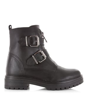 
<p>Zwarte biker boots van het merk PS Poelman voor dames. Deze boots hebben een bovenwerk gemaakt van leer en zijn voorzien van twee zilverkleurige gespen en een zilverkleurige sierrits aan de voorzijde. </p>
<p>Dankzij de functionele rits aan de binnenkant trek je deze zwarte boots van PS Poelman gemakkelijk aan en uit. Deze stoere schoenen passen overal onder!</p>