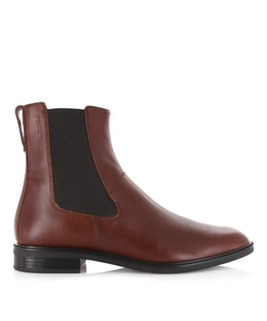 
<p>Frances 2.0 chelsea boot van Vagabond Shoemakers. Deze bruine/cognackleurige boot heeft een bovenwerk gemaakt van leer. Voorzien van elastische zijpanelen, een puntige neus, treklusje op de achterkant en een lage hak.</p>
<p>Gebaseerd op maat 37:<br />
Schachthoogte: 15,9 cm<br />
Schachtomtrek: 22,5 cm<br />
Hakhoogte: 2,9 cm</p>
<p><strong>Eigenschappen:</strong></p>
<ul classs="wmd-bullets">
<li><span>SKU:</span> 1350-06-13660</li>
<li><span>MPN:</span> 5406-001-49</li>
<li><span>Merk:</span> Vagabond</li>
<li><span>Hoofdkleur:</span> Bruin</li>
<li><span>Materiaal:</span> Leer</li>
<li><span>Binnenvoering:</span> Textiel</li>
<li><span>Breedte:</span> Normaal</li>
<li><span>Uitneembare zool:</span> Nee</li>
</ul>
<p>Amigo is officieel verkooppunt voor producten van Vagabond en helpt je graag verder. Indien je je Vagabond FRANCES 2.0 bestelt voor 16:00, dan wordt je bestelling, indien op voorraad, nog op dezelfde dag verzonden!</p>