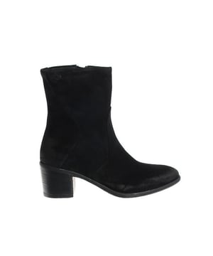 
Op zoek naar een schoen in de categorie Enkellaarzen? De F41 Greasy Black van AQA Shoes is een aanwinst voor elke schoenenkast. De schoenen van AQA Shoes zijn gemaakt van Suède en hebben een voering van Leer. De F41 Greasy Black is uitgevoerd in de kleur zwart.