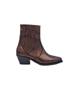 
De IMKE 18-dark-brown van Babouche is een echte blikvanger. De IMKE 18-dark-brown is uitgevoerd in de kleur 18 DARK BROWN. Bekijk ook onze overige collectie van Babouche op onze webshop!