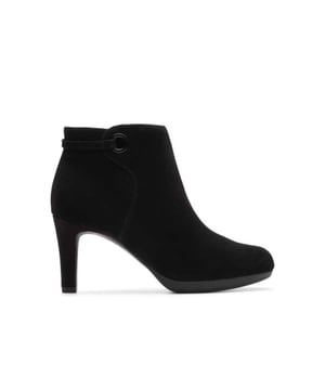 Dit item uit onze Damesschoenen Sale outlet scoor je nu extra voordelig op V&D waar het altijd Clarks Original sale is. 
Op zoek naar een schoen in de categorie Enkellaarzen? De Black Suede 26144382 van Clarks is een aanwinst voor elke schoenenkast. De schoenen van Clarks zijn gemaakt van Suède en hebben een voering van Leer combi. De Black Suede 26144382 is uitgevoerd in de kleur BLACK.
