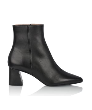 
Materiaal: Leer, Zool: Rubber, Uitneembaar voetbed: Nee, Model: Lugano, Hakhoogte: Black, Serienummer: 270.01.052, Wijdtemaat:  , Wijdtemaat omschrijving: