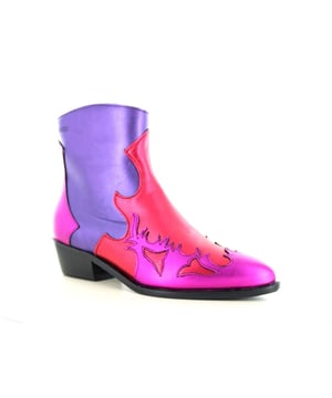 
Merk: DWRS LabelArtikel: Monkey Kleur: Purple/raspberry Type: EnkellaarsUitneembaar voetbed: NeeSluiting: RitsMateriaal: LeerMaak een Statement met de DWRS Label Monkey Enkellaars: Kleurrijke Stijl voor DamesBen je op zoek naar een unieke en opvallende enkellaars die je outfit direct naar een hoger niveau tilt? De DWRS Label Monkey is de perfecte keuze voor de modebewuste vrouw die houdt van kleur en stijl. Deze prachtige enkellaars, vervaardigd uit hoogwaardig leer, combineert een speels ontwerp met een levendige kleurcombinatie van Purple/Raspberry, waardoor hij een echte eyecatcher is.Waarom Kiezen voor de DWRS Label Monkey Enkellaars?1. Hoogwaardig Leer met een Kleurrijke Twist:De DWRS Label Monkey enkellaars is gemaakt van premium leer, wat zorgt voor duurzaamheid en een luxe uitstraling. De unieke kleurcombinatie van paars en framboos maakt deze laars een perfecte keuze voor vrouwen die graag opvallen en hun persoonlijke stijl willen laten zien.2. Uniek en Trendy Design:De Monkey enkellaars valt op door zijn gedurfde kleuren en strakke ontwerp. Deze laars voegt een speels en toch chique element toe aan elke outfit, waardoor hij perfect is voor zowel casual als meer formele gelegenheden.3. Gemakkelijke Ritssluiting:Voor extra gemak is de laars voorzien van een ritssluiting aan de zijkant, waardoor je hem eenvoudig kunt aan- en uittrekken. Dit maakt de DWRS Label Monkey niet alleen stijlvol, maar ook praktisch voor dagelijks gebruik.4. Comfortabel en Stijlvol:Deze enkellaars is ontworpen met een comfortabel voetbed en een stevige constructie, zodat je de hele dag stijlvol en comfortabel kunt lopen. Of je nu een dagje uit gaat of een avondje uit plant, deze laars biedt de perfecte combinatie van comfort en flair.De Voordelen van Winkelen bij Hafkamp ModeschoenenBestel de DWRS Label Monkey Enkellaars Vandaag Nog!Geef je garderobe een opvallende upgrade met de DWRS Label Monkey enkellaars in Purple/Raspberry. B