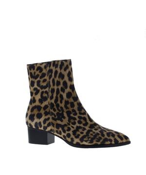 
<h2>Di Lauro Vailet Suede Spits</h2> <p> </p> <div> <div> De<b> Di Lauro Vailet Suede Spits</b> is een verfijnde en veelzijdige enkellaars voor dames. Gemaakt van<b> luxueus suède,</b> biedt deze laars een elegante uitstraling met een spitse leest en een subtiele <b>hakhoogte van 3,5 cm.</b> De <b>binnenvoering van leer </b>en de rubberen zool zorgen voor maximaal comfort. Met een <b>schachthoogte van 16 cm </b>en een handige <b>ritssluiting aan de zijkant </b>trek je de laars eenvoudig aan en uit. Deze enkellaars is een stijlvolle keuze die perfect past bij zowel casual als formele outfits. <br> <br> Wil je deze elegante enkellaars van <b>Di Lauro</b> snel in huis hebben? Bestel ze nu online of bezoek één van onze winkels. </div> <br> </div> <div> <br> </div> <p> </p> <p> </p> <h3>Eigenschappen</h3> <ul> <li>Buitenkant: Suède</li> <li>Voering: Leer </li> <li>Zool: Rubber</li> <li>Hakhoogte: 3,5 cm</li> <li>Schachthoogte: 16 cm</li> <li>Vast voetbed</li> <li>Ritssluiting</li> </ul> <p>