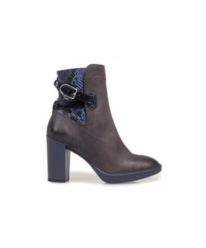 Dit item koop je nu extra voordelig in onze Damesschoenen Sale outlet waar het altijd Floris van Bommel sale is. Jouw Floris van Bommel artikelen het hele jaar in de uitverkoop!
Op zoek naar een schoen in de categorie Enkellaarzen? De 85627/01 van Floris van Bommel is een aanwinst voor elke schoenenkast. De schoenen van Floris van Bommel zijn gemaakt van Nubuck en hebben een voering van Leer. De 85627/01 is uitgevoerd in de kleur DarkBlue.