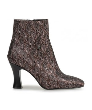 
Artikel SFW-50043 21-01  in de kleur darkbrown shop je gemakkelijk en snel op onze webshop. Bekijk de gehele collectie van Floris van Bommel online
