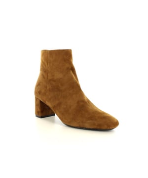 
<p data-mce-fragment="1">De Nola van Freeflex is een mooie enkellaars gemaakt van sude, voor dames.  Deze enkellaars is uitgevoerd in de kleur cognac. De sluiting is door middel van een rits.</p>

<p data-mce-fragment="1"> </p>
<table data-mce-fragment="1">
<tbody data-mce-fragment="1">
<tr data-mce-fragment="1">
<td width="302" data-mce-fragment="1">
<p data-mce-fragment="1">Merk</p>
</td>
<td width="302" data-mce-fragment="1">
<p data-mce-fragment="1"> Freeflex</p>
</td>
</tr>
<tr data-mce-fragment="1">
<td width="302" data-mce-fragment="1">
<p data-mce-fragment="1">Artikel</p>
</td>
<td width="302" data-mce-fragment="1">
<p data-mce-fragment="1">Nola<br data-mce-fragment="1"></p>
</td>
</tr>
<tr data-mce-fragment="1">
<td width="302" data-mce-fragment="1">
<p data-mce-fragment="1">Kleur</p>
</td>
<td width="302" data-mce-fragment="1">
<p data-mce-fragment="1">Cgonac<br data-mce-fragment="1"></p>
</td>
</tr>
<tr data-mce-fragment="1">
<td width="302" data-mce-fragment="1">
<p data-mce-fragment="1">Type</p>
</td>
<td width="302" data-mce-fragment="1">
<p data-mce-fragment="1">Enkellaars<br data-mce-fragment="1"></p>
</td>
</tr>
<tr data-mce-fragment="1">
<td width="302" data-mce-fragment="1">
<p data-mce-fragment="1">Breedtemaat</p>
</td>
<td width="302" data-mce-fragment="1">
<p data-mce-fragment="1"> </p>
</td>
</tr>
<tr data-mce-fragment="1">
<td width="302" data-mce-fragment="1">
<p data-mce-fragment="1">Uitneembaar voetbed</p>
</td>
<td width="302" data-mce-fragment="1">
<p data-mce-fragment="1">Nee<br data-mce-fragment="1"></p>
</td>
</tr>
<tr data-mce-fragment="1">
<td width="302" data-mce-fragment="1">
<p data-mce-fragment="1">Sluiting</p>
</td>
<td width="302" data-mce-fragment="1">
<p data-mce-fragment="1">Rits<br data-mce-fragment="1"></p>
</td>
</tr>
<tr data-mce-fragment="1">
<td width="302" data-mce-fragment="1">
<p data-mce-fragment="1">Materiaal</p>
</td>
<td width="302" data-mce-fragment="1">
<p data-mce-fragment="1">Suede<br data-mce-fragment="1"></p>
</td>
</tr>
</tbody>
</table>