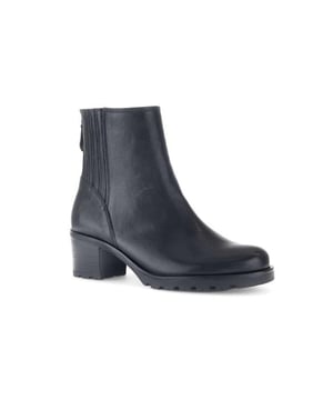 
Ontdek de Perfecte Enkellaarzen van Gabor!Ben jij op zoek naar de ultieme combinatie van stijl en comfort? Maak kennis met de prachtige Gabor enkellaarzen, artikelnummer 52.802.27. Deze trendy laarsjes zijn dé must-have voor jouw schoenen collectie!Waarom kiezen voor Gabor?Hoogwaardig Suède: Deze laarsjes zijn vervaardigd uit soepel leer, wat zorgt voor een luxe uitstraling én een geweldige pasvorm. Het materiaal ademt stijl en biedt je optimaal comfort, waardoor je ze de hele dag kunt dragen.Ideale hakhoogte: Met een kahhoogte van 45 mm zijn deze enkellaarzen perfect voor elke gelegenheid. Ze bieden een subtiele lift en accentueren je silhouette zonder in te boeten op draagcomfort.Topkwaliteit: Gabor staat bekend om zijn hoge kwaliteitsnormen en vakmanschap. Met deze laarsjes investeer je in een product dat jarenlang meegaat en tijdloos is in elke garderobe.Stylingtips:De Gabor enkellaarzen zijn veelzijdig en gemakkelijk te combineren. Draag ze met een casual