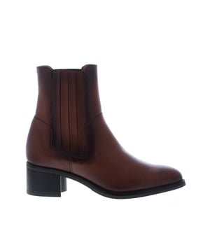 
<h2>Gioia Dames Chelsea Leer</h2> <p> Dit<b> stijlvolle enkellaarsje</b> van het merk <b>Gioia</b> heeft een tijdloos design en is daarom een echte must-have. Dit model is uitgevoerd in <b>hoogwaardig leer </b>wat zorgt voor een extra <b>hoog draagcomfort.</b> De binnenkant is uitgevoerd in textiel en heeft een vast voetbed. De blokhak heeft een hakhoogte van 5 cm. De elastische inzetstukken, met een lederen afwerking, geven een<b> vleugje luxe en strakke uitstraling</b>. Dit <b>veelzijdige laarsje </b>is geschikt voor elke gelegenheid. </p> <p> Wil je dit elegante enkellaarsje van het merk Gioia snel in huis hebben? Bestel dan nu online of kom naar één van onze winkels.  </p> <h3>Eigenschappen</h3> <ul> <li>Buitenkant: Leer</li> <li>Voering: Textiel</li> <li>Zool: Rubber</li> <li>Hakhoogte: 5 cm </li> <li>Elastische inzetstukken</li> <li>Vast voetbed</li> </ul> <p> </p>