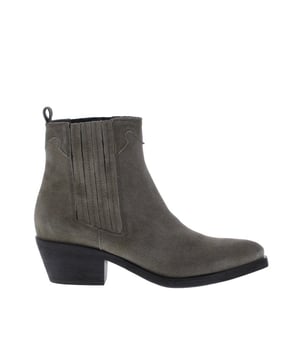 
<h2>Gioia Uma Western Suede</h2> <p> </p> <div> Met deze western enkellaarsjes van het merk <b>Gioia </b>ben je altijd goed gekleed. Het model is <b>gemaakt van suède, met westerndetails </b>en heeft een zachte textielvoering voor optimaal draagcomfort. Dankzij de <b>elastische inzet</b> sluit de laars mooi aan rondom de enkels. De hakhoogte is 5 cm. Draag deze laarsjes het hele seizoen door bij al jouw favoriete outfits, zelfs leuk op zomerse dagen onder een jurk. </div> <div> <br> </div> <div> Dit model van Gioia snel in huis hebben? Bestel online of kom langs in één van onze winkels.  </div> <div> <br> </div> <div> <br> </div> <p> </p> <p> </p> <h3>Eigenschappen</h3> <ul> <li>Buitenkant: Suède</li> <li>Voering: Textiel-stof</li> <li>Zool: Rubber</li> <li>Hakhoogte: 5 cm </li> <li>Elastische inzetstukken</li> <li>Vast voetbed</li> </ul> <p> </p>
