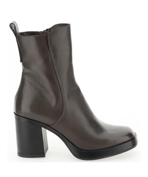 Nu in de sale: dit Mjus item voor een zeer lage uitverkoopprijs in onze Mjus outlet!
De 96203 101-6293 van Mjus is een echte blikvanger. De 96203 101-6293 is uitgevoerd in de kleur Moss. Bekijk ook onze overige collectie van Mjus op onze webshop!