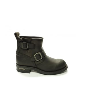 
Soms is het tijd om jezelf even te verwennen. Met deze topper van Sendra lukt dat zeker. Tijdloos en elegant en een hotitem uit de nieuwste collectie van Sendra.
Sendra Boots 2976 Biker 66 Zwart Fashion Motor Boots Laag Model Stalen Neus Anti Slip Zool Platte Hak<br><br>Goed voor op de motor, maar ook met je spijkerbroek sta je stevig in deze korte boots met stalen neus en anti slip zolen.<br>Eindelijk paar stoere motor boots in een lage uitvoering. deze passen goed onder een broek met smalle pijpen.Laag model met gesp sluiting,stalen neus en Anti slip zool. Makkelijk te onderhouden leer.<br><br><strong>Hoe weet je welke maat laarzen je moet kiezen?</strong><br>Meet je voetlengte op in centimeters, zoals op de afbeelding in de foto's. Voor maatadvies: <strong>kijk op de maattabel in de foto's</strong><br><br><strong>Kleur en Materiaal:</strong><br>Het kenmerk van handwerk is dat er altijd kleine verschillen zijn. Er zijn geen twee laarzen of riemen precies hetzelfde.<br>We verkopen leer en dat heeft de charme van kleine variaties, daaraan herken je de echtheid van leer.<br>De laarzen en riemen worden door Sendra Boots vaak behandeld met een dun laagje olie. Daardoor kan het leer van je nieuwe laars of riem donkerder zijn. Dit verdwijnt in het dragen. <br>Als je de laarzen of riemen poetst worden ze weer wat donkerder.<br>Exacte kleurweergave is mede afhankelijk van jouw persoonlijke scherminstellingen. <br><br><strong>Afmetingen:</strong><br>Hakhoogte ca: 2 cm<br>Schachthoogte ca: 14 cm<p></p><p><strong>Wat iedereen weet die Sendra laarzen draagt:</strong></p><p>Sendra laarzen zijn wat stug in het begin en daarom moet je ze eerst voldoende inlopen.<br>Als ze eenmaal wat soepel zijn, worden ze comfortabel in het dragen en zal je nog lang plezier hebben van jou Sendra laarzen.</p><p><strong>Waarom zijn Sendra laarzen zo goed?</strong></p><p>Elk paar Sendra-laarzen maakt een productieproces door van meer dan 250 stappen, uitgevoerd door de meester schoenmakers. Ze snijden, vormen en borduren of perforeren het leer met het vereiste motief. De cowboy-geïnspireerde elementen die zo kenmerkend zijn voor het merk vindt je overal weer terug.<br>Zoals in al zijn collecties gebruikt Sendra alleen het beste leer op de markt. Sendra laarzen (en riemen) worden bijna helemaal met de hand gemaakt. Dit zorgt ervoor dat elk paar laarzen zijn eigen uitstraling en identiteit krijgt. Een paar Sendra boots is een waar kunstwerk.<br><br>Sendra laarzen zijn Goodyear welted: Bij deze constructie is er sprake van een rand (‘welt’) die door een Goodyear Stitch en een Lock Stitched Seam vastzit aan de binnen- en buitenzool en het boven materiaal. Bovendien zit er tussen de binnenzool en de zool een laag kurk die isolerend werkt en zich gaat vormen naar de voet van de drager wat het draagcomfort vergroot.</p>