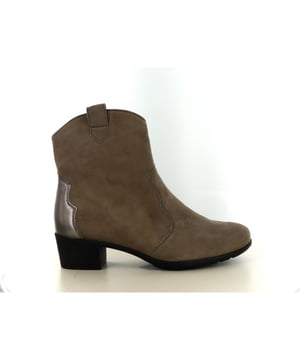 
De Solidus 35026 enkellaars is de perfecte combinatie van stijl en comfort voor dames. Gemaakt van hoogwaardig suède in een elegante taupe kleur, voegt deze enkellaars een verfijnde touch toe aan elke outfit. De handige ritssluiting aan de zijkant zorgt voor een moeiteloze instap en een stevige pasvorm.Speciaal ontworpen voor de bredere voet, biedt deze enkellaars een wijdtemaat K, waardoor uw voeten de ruimte en ondersteuning krijgen die ze verdienen. De uitneembare binnenzool maakt het mogelijk om uw eigen steunzolen te gebruiken, wat bijdraagt aan een gepersonaliseerd draagcomfort.De soepele zool bevordert een natuurlijke en comfortabele afwikkeling van de voet, waardoor deze enkellaars ideaal is voor dagelijks gebruik. Of u nu een dagje uit plant of naar uw werk gaat, de Solidus 35026 zorgt ervoor dat u er stijlvol uitziet zonder in te boeten aan comfort.