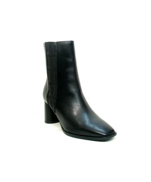  Deze topper uit de laatste collectie van Tamaris mag je niet missen   Gegarandeerde blikvanger maar op=op  Even geen geld? Betaal eenvoudig achteraf
Artikel 1-1-25361-29 001  in de kleur black shop je gemakkelijk en snel op onze webshop. Bekijk de gehele collectie van Tamaris online