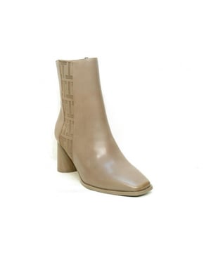  Wannahave uit de laatste collectie van Tamaris   Gegarandeerde blikvanger   Betaal achteraf
Artikel 1-1-25361-29 341  in de kleur taupe shop je gemakkelijk en snel op onze webshop. Bekijk de gehele collectie van Tamaris online