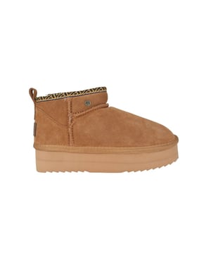 
De Durack Boot heeft een iets smallere instap, wat bijdraagt ​​aan de slanke look en stevige pasvorm. In het begin is het het beste om een ​​schoenlepel te gebruiken om gemakkelijk in de laars te glijden, vooral als je een hogere wreef hebt. Dit zorgt ervoor dat de laarzen zich optimaal naar je voet vormen, terwijl ze hun structuur behouden.