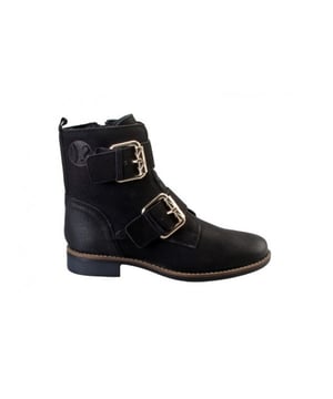 Deze topper uit de s.Oliver collectie scoor je nu in onze s.Oliver outlet met flinke korting. Op V&D is het altijd s.Oliver uitverkoop.
Korte laarzen van het trendy merk S'Oliver. Dit model is afgewekt met twee goudkleurige gespen. Het SoftFoam voetbed loopt heerlijk zacht. Deze enkellaarzen van S'Oliver, artikelnummer 5-25326-21, bestel je gemakkelijk in onze webshop.