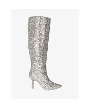 
Shine bright met de Josh V Bobo dames laarzen in de kleur Champagne Gold & Silver Glitter mix. Deze glitter boots zijn voorzien van een spitse neus, comfortabele zandloperhak en elastiek aan de bovenzijde. Door middel van een rits sluit de laars, zodat je de laars eenvoudig aantrekt. Combineer de laarzen met een feestelijk jurkje of met een jeans en oversized blazer voor een fashionable look.

Hakhoogte 9,5 cm