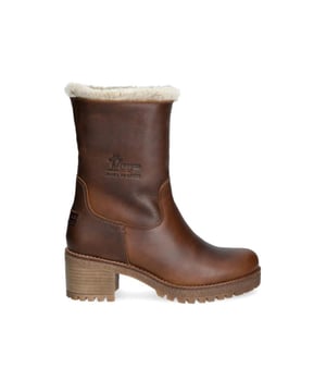 

     Artikel Piola B8 in kleur Napa Grass Cuero / Bark is een prachtige bruine laars, voor dames, van het merk Panama Jack. De zool is van rubber. De voering is imitatie bont. De voetwijdte is standaard.
    <BR>Ruwe wegen, lange stranden of een fanatieke wandeling; met Panama Jack sta je klaar voor elk nieuw avontuur! Het merk Panama Jack werd in 1989 in Spanje opgericht en heeft jarenlange ervaring waardoor er een hoge kwaliteit wordt geleverd door perfect vakmanschap. Vanaf het begin vindt het totale productieproces van Panama Jack in Spanje plaats. Panama Jack is een merk dat bekend staat om zijn back-to-basic modellen met een vintage look. Vanaf het ontwerp van de modellen tot de uiteindelijke verpakking, verzorgt Panama Jack ieder paar met liefde en besteden zij de grootste zorg aan de producten. Zodra je een paar Panama Jack schoenen aantrekt ervaar je het comfort, de natuurlijke uitstraling en de kwaliteit die de schoenen kenmerkt. Bij het maken van de Panama Jack collectie wordt er gedacht en gehandeld vanuit een respect voor de natuur. Het merk weerspiegeld dit principe niet alleen in de collectie maar ook nemen zij deze mee in hun maatschappelijke verantwoording. Bij de productie van de schoenen vindt Panama Jack het belangrijk dat ze het milieu beschermen, culturele ontwikkelingen ondersteunen en over de hele wereld goede doelen helpen. Ze werken bijvoorbeeld samen met stichtingen Ruta BBVA en stichting Vicente Ferrer.
    
    