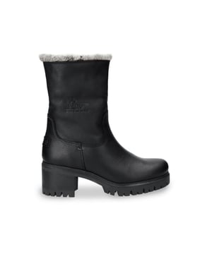 

     Artikel Piola B23 / B35 in kleur Napa Grass Negro/Black is een prachtige zwarte laars, voor dames, van het merk Panama Jack. De zool is van rubber. De voering is imitatie bont. De voetwijdte is standaard.
    <BR>Ruwe wegen, lange stranden of een fanatieke wandeling; met Panama Jack sta je klaar voor elk nieuw avontuur! Het merk Panama Jack werd in 1989 in Spanje opgericht en heeft jarenlange ervaring waardoor er een hoge kwaliteit wordt geleverd door perfect vakmanschap. Vanaf het begin vindt het totale productieproces van Panama Jack in Spanje plaats. Panama Jack is een merk dat bekend staat om zijn back-to-basic modellen met een vintage look. Vanaf het ontwerp van de modellen tot de uiteindelijke verpakking, verzorgt Panama Jack ieder paar met liefde en besteden zij de grootste zorg aan de producten. Zodra je een paar Panama Jack schoenen aantrekt ervaar je het comfort, de natuurlijke uitstraling en de kwaliteit die de schoenen kenmerkt. Bij het maken van de Panama Jack collectie wordt er gedacht en gehandeld vanuit een respect voor de natuur. Het merk weerspiegeld dit principe niet alleen in de collectie maar ook nemen zij deze mee in hun maatschappelijke verantwoording. Bij de productie van de schoenen vindt Panama Jack het belangrijk dat ze het milieu beschermen, culturele ontwikkelingen ondersteunen en over de hele wereld goede doelen helpen. Ze werken bijvoorbeeld samen met stichtingen Ruta BBVA en stichting Vicente Ferrer.
    
    