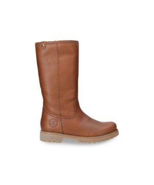 

     Artikel Bambina B11 in kleur Napa Grass Cuero / Bark is een prachtige bruine laars, voor dames, van het merk Panama Jack. De zool is van rubber. De voering is imitatie bont. De voetwijdte is standaard. Deze laars is voorzien van een uitneembaar voetbed.
    <BR>Ruwe wegen, lange stranden of een fanatieke wandeling; met Panama Jack sta je klaar voor elk nieuw avontuur! Het merk Panama Jack werd in 1989 in Spanje opgericht en heeft jarenlange ervaring waardoor er een hoge kwaliteit wordt geleverd door perfect vakmanschap. Vanaf het begin vindt het totale productieproces van Panama Jack in Spanje plaats. Panama Jack is een merk dat bekend staat om zijn back-to-basic modellen met een vintage look. Vanaf het ontwerp van de modellen tot de uiteindelijke verpakking, verzorgt Panama Jack ieder paar met liefde en besteden zij de grootste zorg aan de producten. Zodra je een paar Panama Jack schoenen aantrekt ervaar je het comfort, de natuurlijke uitstraling en de kwaliteit die de schoenen kenmerkt. Bij het maken van de Panama Jack collectie wordt er gedacht en gehandeld vanuit een respect voor de natuur. Het merk weerspiegeld dit principe niet alleen in de collectie maar ook nemen zij deze mee in hun maatschappelijke verantwoording. Bij de productie van de schoenen vindt Panama Jack het belangrijk dat ze het milieu beschermen, culturele ontwikkelingen ondersteunen en over de hele wereld goede doelen helpen. Ze werken bijvoorbeeld samen met stichtingen Ruta BBVA en stichting Vicente Ferrer.
    
    