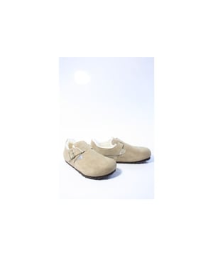 Dit is je kans om de dit topitem uit de laatste collectie van Birkenstock in je bezit te krijgen. Ben jij ook Birkenstock fan?
Merk: Birkenstock, Model: Instappers, Materiaal: Suede, Kleur: Taupe