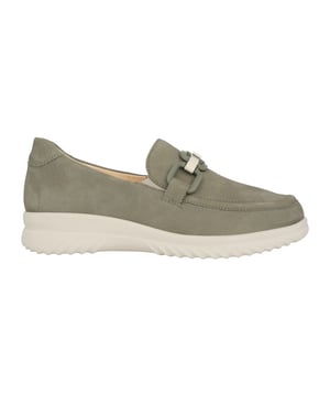 
Dit seizoen voegen we aan het Heike-model een pantoffel toe die de karakteristieke sportieve look combineert met elegantie. Een comfortabele alleskunner die door zijn fluweelzachte nubuck in de kleur “Light Toffee” een echte eyecatcher is. De subtiele sieraden onderstrepen de elegante uitstraling, terwijl de vorm sportief overkomt. De breedte H flatteert bredere voeten en de smalle hak biedt de nodige ondersteuning om gemakkelijk langere afstanden te voet af te leggen. Dit maakt de pantoffel ideaal voor op kantoor, het zomerfeest of een wandeling door de stad. Met een hakhoogte van 25 mm wordt het bewegingsapparaat ondersteund, terwijl je tegelijkertijd profiteert van de kleine extra hoogte. De lichte en antislip Energy PU-zool biedt een zeer goede demping. Het verwisselbare voetbed met zacht loopvlak kunt u eenvoudig verwijderen en vervangen door uw eigen inlegzolen. Je trekt de pantoffels aan en draagt ​​ze niet alleen de hele dag comfortabel, maar ze zien er ook meteen chic uit. De binnenvoering is gemaakt van boterzacht leer en extra vulling die de voet omhelst en ook veel positieve eigenschappen heeft. Het materiaal is ademend, extreem robuust en huidvriendelijk. Onze Heike is een casual, elegante pantoffel die schittert met trendy materiaal- en kleurarrangementen en een perfecte pasvorm - een ideale aanvulling op je garderobe!