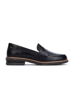 
De traditionele loafer met lusje aan de voorkant maakt een comeback, dit keer met een meer in het oog springende zool. Een uniek ontwerp dat je dit seizoen zal vergezellen in allerlei looks, met rokken, broeken en zelfs met jurken. Krijg de jouwe en laat niets je tegenhouden! Met dempende en uitneembare binnenzool.