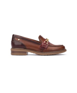 
De traditionele loafer met lusje aan de voorkant maakt een comeback, dit keer met een meer in het oog springende zool. Een uniek ontwerp dat je dit seizoen zal vergezellen in allerlei looks, met rokken, broeken en zelfs met jurken. Krijg de jouwe en laat niets je tegenhouden! Met dempende en uitneembare binnenzool.