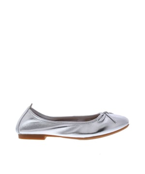 
<h2>Si Haniya Dames Ballerina</h2> <p> Deze dames ballerina van Si is gemaakt van <b>hoogwaardig suède / leer</b>. Deze instapper heeft een strikje in de kleur van het materiaal. De zool is van licht beige rubber en<b> buigzaam</b>. De ballerina is <b>ongevoerd</b> maar en is wel een <b>comfortabele leren inlegzool</b>. Hier door krijgt deze uitvoering een nonchalante en sportieve uitstraling. De ballerina is een ideale schoen en kan op vele manieren binnen alle trends worden gecombineerd. Draag met een klein instapsokje zodat de blote voet het zomerse karakter van deze schoen extra accentueert. Combineer deze instapschoen onder een rok of onder een broek van iedere lengte. Wil je deze leuke schoen van <b><a href="https://www.strating-schoenen.nl/si/" target="_blank">Si </a></b>snel in huis hebben <b>bestel dan online </b>of kom naar een van onze <b></b><a href="https://www.strating-schoenen.nl/over-ons/winkels/" title="https://www.strating-schoenen.nl/over-ons/winkels/"