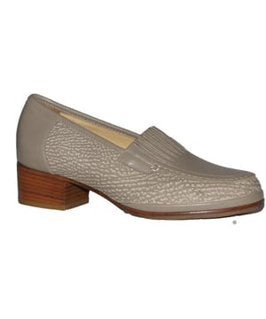 
van Wezel schoenen zijn hand gemaakte schoenen volgens de moccasin methode.dit maakt de schoenen soepel maar ook stevig. Geheel van leer, een uitneembaar voetbed en een stevige hielomsluiting. Te bestellen indiverse wijdte maten.