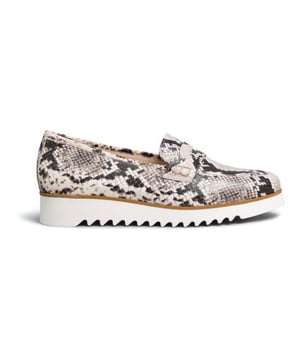Scoor deze nieuwe outfit van Nero Giardini nu in de Nero Giardini sale met hoge korting!
Op zoek naar een schoen in de categorie Moccasins? De 409 van NeroGiardini is een aanwinst voor elke schoenenkast. De schoenen van NeroGiardini zijn gemaakt van Leer combi en hebben een voering van Leer. De 409 is uitgevoerd in de kleur beige.