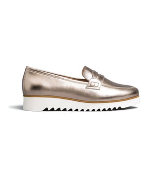 Het is Nero Giardini sale op V&D. Dit item nu met hoge korting in de Nero Giardini outlet!
Op zoek naar een schoen in de categorie Moccasins? De 312 van NeroGiardini is een aanwinst voor elke schoenenkast. De schoenen van NeroGiardini zijn gemaakt van Leer combi en hebben een voering van Leer. De 312 is uitgevoerd in de kleur brons.