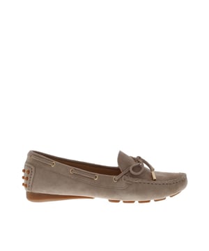 
<h2>Si Hanasa Dames Mocassin</h2> <p style="text-align: justify;"> Deze dames mocassin van <b>Si</b> is gemaakt van hoogwaardig suède. Deze instapper heeft een suède veter door de veteroogjes en een strikje op de wreef. Aan het uiteinde van de veter zitten metalen, goud kleurige uiteinden. De zool van deze “moc-jes” is gedeeld. Hierdoor loopt deze schoen enorm<b> soepel</b> en geeft dit op <b>warme dagen extra comfort.</b> Het wordt ook wel een <b>driving shoe</b> genoemd. Deze mocassin is een ideale schoen en kan op vele <b>manieren binnen alle trends worden gecombineerd</b>. Draag met een klein instapsokje zodat de blote voet het zomerse karakter van deze schoen extra accentueert. Een <b>tijdloos model met een nieuwe look! </b>Wil je deze leuke schoen van <b>Si </b><span style="font-weight: normal;">snel in huis hebben</span> bestel dan online of kom naar een van onze winkels. </p> <h3>Eigenschappen </h3> <ul> <li> Geheel leren buiten- en binnenkant </li> <li> Soepel en zacht </li>