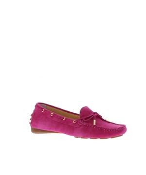 Tussen onze Damesschoenen Sale vind je nu dit prachtige item uit de nieuwe collectie van Si. Steel de show bij elke gelegenheid!
Si Hanasa Dames Mocassin Deze dames mocassin van Si is gemaakt van hoogwaardig suède. Deze instapper heeft een suède veter door de veteroogjes en een strikje op de wreef. Aan het uiteinde van de veter zitten metalen, goud kleurige uiteinden. De zool van deze “moc-jes” is gedeeld. Hierdoor loopt deze schoen enorm soepel en geeft dit op warme dagen extra comfort. Het wordt ook wel een driving shoe genoemd. Deze mocassin is een ideale schoen en kan op vele manieren binnen alle trends worden gecombineerd. Draag met een klein instapsokje zodat de blote voet het zomerse karakter van deze schoen extra accentueert. Een tijdloos model met een nieuwe look! Wil je deze leuke schoen van Si snel in huis hebben bestel dan online of kom naar een van onze winkels. Eigenschappen * Geheel leren buiten- en binnenkant * Soepel en zacht * Meerdere kleuren * Tip: Bestel je eigen maat!