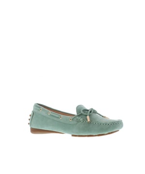 Soms loop je items tegen het lijf waar je spontaan verliefd op wordt. Deze topper van Si is er zo een! Gegarandeerde blikvanger die je nu in je bezit kunt krijgen.
Si Hanasa Dames Mocassin Deze dames mocassin van Si is gemaakt van hoogwaardig suède. Deze instapper heeft een suède veter door de veteroogjes en een strikje op de wreef. Aan het uiteinde van de veter zitten metalen, goud kleurige uiteinden. De zool van deze “moc-jes” is gedeeld. Hierdoor loopt deze schoen enorm soepel en geeft dit op warme dagen extra comfort. Het wordt ook wel een driving shoe genoemd. Deze mocassin is een ideale schoen en kan op vele manieren binnen alle trends worden gecombineerd. Draag met een klein instapsokje zodat de blote voet het zomerse karakter van deze schoen extra accentueert. Een tijdloos model met een nieuwe look! Wil je deze leuke schoen van Si snel in huis hebben bestel dan online of kom naar een van onze winkels. Eigenschappen * Geheel leren buiten- en binnenkant * Soepel en zacht * Meerdere kleuren * Tip: Bestel je eigen maat!