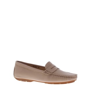 
Si Harena Dames Mocassin Deze dames mocassin van Si is gemaakt van zacht grainleer. Deze instapper heeft een pennyband op de wreef. Langs de randen is deze mocassin strak gesneden. Hierdoor krijgt deze uitvoering een klassieke en sportieve uitstraling. Deze mocassin is een ideale schoen en kan op vele manieren binnen alle trends worden gecombineerd. Draag met een klein instapsokje zodat de blote voet het zomerse karakter van deze schoen extra accentueert. Een tijdloos model met een nieuwe look! Wil je deze leuke schoen van Si snel in huis hebben? Bestel dan online of kom naar een van onze winkels. Eigenschappen * Geheel leren buiten- en binnenkant * Zool heeft geen profiel * Goud en zilver * Car shoe * Tip: Bestel je eigenmaat!