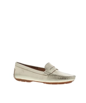
Si Harena Dames Mocassin Deze dames mocassin van Si is gemaakt van zacht grainleer. Deze instapper heeft een pennyband op de wreef. Langs de randen is deze mocassin strak gesneden. Hierdoor krijgt deze uitvoering een klassieke en sportieve uitstraling. Deze mocassin is een ideale schoen en kan op vele manieren binnen alle trends worden gecombineerd. Draag met een klein instapsokje zodat de blote voet het zomerse karakter van deze schoen extra accentueert. Een tijdloos model met een nieuwe look! Wil je deze leuke schoen van Si snel in huis hebben? Bestel dan online of kom naar een van onze winkels. Eigenschappen * Geheel leren buiten- en binnenkant * Zool heeft geen profiel * Goud en zilver * Car shoe * Tip: Bestel je eigenmaat!