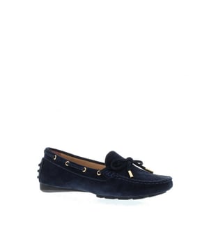 Tussen onze Damesschoenen Sale vind je nu dit prachtige item uit de nieuwe collectie van Si. Steel de show bij elke gelegenheid!
Si Hanasa Dames Mocassin Deze dames mocassin van Si is gemaakt van hoogwaardig suède. Deze instapper heeft een suède veter door de veteroogjes en een strikje op de wreef. Aan het uiteinde van de veter zitten metalen, goud kleurige uiteinden. De zool van deze “moc-jes” is gedeeld. Hierdoor loopt deze schoen enorm soepel en geeft dit op warme dagen extra comfort. Het wordt ook wel een driving shoe genoemd. Deze mocassin is een ideale schoen en kan op vele manieren binnen alle trends worden gecombineerd. Draag met een klein instapsokje zodat de blote voet het zomerse karakter van deze schoen extra accentueert. Een tijdloos model met een nieuwe look! Wil je deze leuke schoen van Si snel in huis hebben bestel dan online of kom naar een van onze winkels. Eigenschappen * Geheel leren buiten- en binnenkant * Soepel en zacht * Meerdere kleuren * Tip: Bestel je eigen maat!