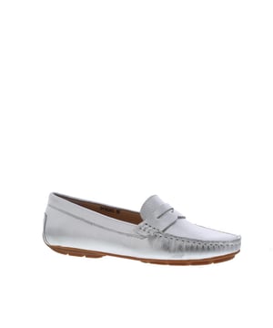 
Si Harena Dames Mocassin Deze dames mocassin van Si is gemaakt van zacht grainleer. Deze instapper heeft een pennyband op de wreef. Langs de randen is deze mocassin strak gesneden. Hierdoor krijgt deze uitvoering een klassieke en sportieve uitstraling. Deze mocassin is een ideale schoen en kan op vele manieren binnen alle trends worden gecombineerd. Draag met een klein instapsokje zodat de blote voet het zomerse karakter van deze schoen extra accentueert. Een tijdloos model met een nieuwe look! Wil je deze leuke schoen van Si snel in huis hebben? Bestel dan online of kom naar een van onze winkels. Eigenschappen * Geheel leren buiten- en binnenkant * Zool heeft geen profiel * Goud en zilver * Car shoe * Tip: Bestel je eigenmaat!
