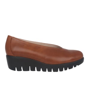 
Gladde bruine leren schoen. Deze klassieke schoen heeft een hoge ronde halslijn en een memoryGel binnenzool. De Maxi-trackzool is ontwikkeld met WondersFly ™ -technologie die lichtheid en comfort garandeert. Maak je klaar voor het gevoel, YES WE FLY.
