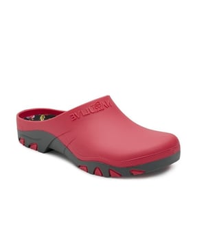 
<h3>Waarom NatuLive Tuinklompen?</h3>

<ol>
	<li>
	<p><strong>SEBS Materiaal</strong>: Onze tuinklompen zijn vervaardigd uit SEBS, een materiaal dat vrij is van PVC en bekend staat om zijn flexibiliteit en duurzaamheid. Het biedt de juiste balans tussen comfort en robuustheid, zodat je de hele dag in de tuin kunt werken zonder ongemak.</p>
	</li>
	<li>
	<p><strong>Uitneembaar Voetbed</strong>: Het uitneembare voetbed zorgt voor extra gemak en aanpassingsvermogen. Of je nu extra demping nodig hebt of je eigen orthopedische inlegzolen wilt gebruiken, deze tuinklompen passen zich aan jouw behoeften aan.</p>
	</li>
	<li>
	<p><strong>Milieuvriendelijk</strong>: Bij NatuLive zijn we toegewijd aan duurzaamheid. Door te kiezen voor SEBS vermijden we het gebruik van PVC, wat niet alleen beter is voor het milieu, maar ook voor jouw voeten!</p>
	</li>
	<li>
	<p><strong>Stijlvol Ontwerp</strong>: Onze tuinklompen zijn niet alleen functioneel, maar ook stijlvol. Of je nu in de moestuin werkt of gewoon geniet van een ontspannen dag in de buitenlucht, je doet het in stijl met NatuLive.</p>
	</li>
</ol>