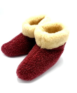 
De sloffen worden gemaakt van 100% scheerwol afkomstig van Europese schapen en worden ook gemaakt binnen de europese Unie. Dit zijn de rode met een witte rand. Deze <strong>wollen pantoffels</strong> zijn voor heren en dames Deze natuurlijke <strong>wollen sloffen</strong> worden handgemaakt in de Europese Unie. Nooit meer koude voeten. Ze zijn ook voorzien van een suede loopzooltje. Fijne sloffen voor hem en haar.<br>
<br>
Let op! ze vallen groot