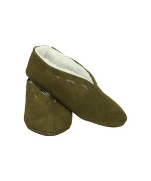 
<strong>ARIESZZZ Home spaanse sloffen, </strong>voor dames en heren te bestellen. Voorlopig verkrijgbaar in twee kleuren, zwart en navy , groen, cognac en rood. Zwart gaat zelfs tot en met maat 50, dus eindelijk ook lekker warme voeten voor de grote maat. <strong>Spaanse Sloffen</strong> zijn lekker warm voor de koude winters maar ook voor een koude avond in de zomer. <strong>Spaanse sloffen</strong> zijn ook altijd een leuk kado voor Vaderdag, Moederdag, Sinterklaas of Kerst.<br>
<br>
De <strong>spaanse sloffen</strong> altijd een maat groter nemen als je schoenmaat en ze moeten niet te los om je voet zitten wat ze lopen ook nog uit.<br>
<br>
Materiaal : Suede en synthetishe voering.<br>
Zool: Suede<br>
<br>
Let op: deze sloffen vallen klein, we adviseren je een maat groter te bestellen.