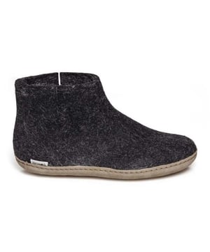 

     Artikel Low Boot Leather Sole G in kleur 02-Charcoal is een prachtige zwarte pantoffel met dichte hiel, voor dames, van het merk Glerups. De zool is van cosy zool. De voering is ongevoerd. De voetwijdte is standaard.
    
    