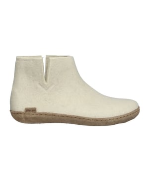 

     Artikel Low Boot Leather Sole G in kleur 03-White is een prachtige witte pantoffel met dichte hiel, voor dames, van het merk Glerups. De zool is van cosy zool. De voering is ongevoerd. De voetwijdte is standaard.
    
    