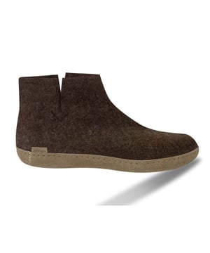 

     Artikel Low Boot Leather Sole G in kleur 04-Nature Brown is een prachtige bruine pantoffel met dichte hiel, voor dames, van het merk Glerups. De zool is van cosy zool. De voering is ongevoerd. De voetwijdte is standaard.
    
    